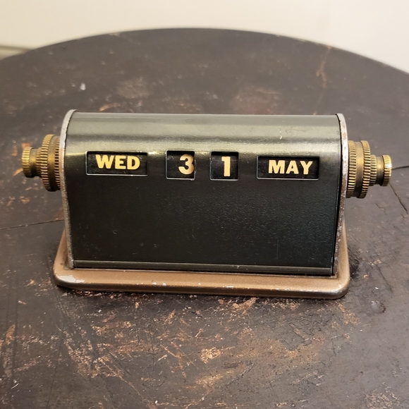 Vintage Park Sherman Metal Adjustable Desktop Calendar